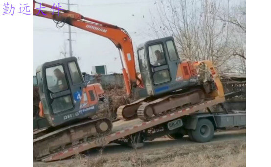 挖掘機運輸車